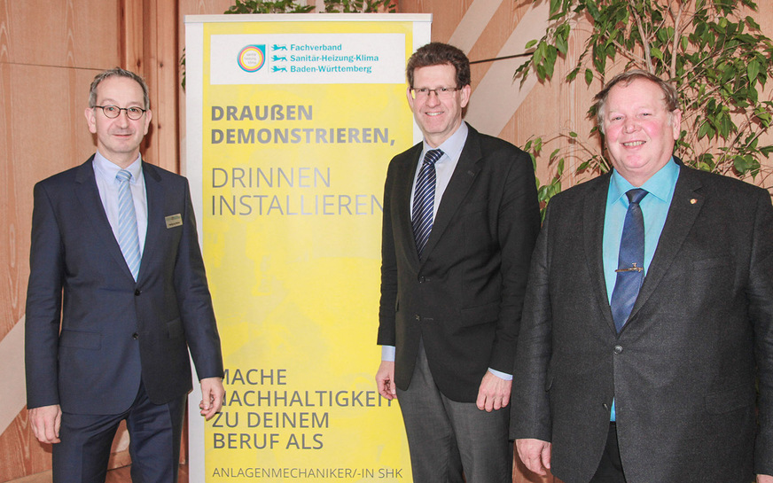 Fachverband-Vorsitzender Joachim Butz (rechts) und Hauptgeschäftsführer ­Wolfgang Becker (links) ­hatten Dr. Volker Kienzlen von der KEA zu Gast.