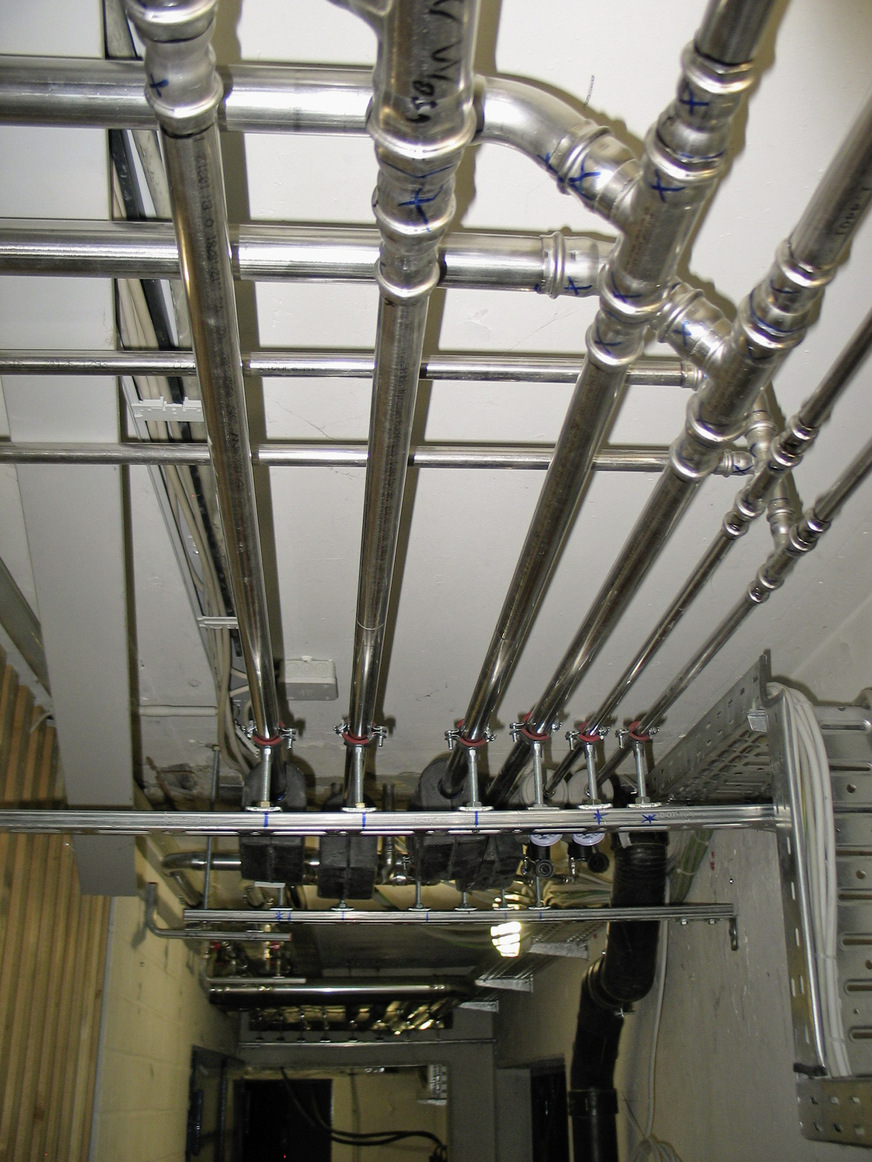 Bild 6: Trinkwasserleitungen sind die Lebensadern von Gebäuden. Sie sind von den Verantwortlichen in einem technisch und hygienisch einwandfreien Zustand zu betreiben.