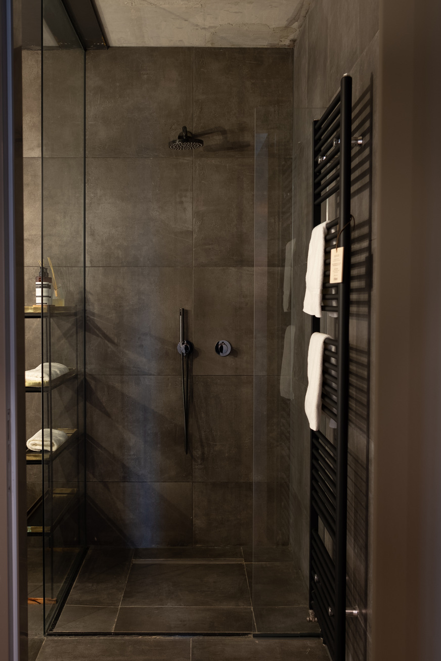 IXMO Armaturen bieten ein minimalistisches Bild in der Dusche. In der Oberfläche Schwarzchrom wirken sie besonders stylisch. Die flache Kopfbrause sorgt für das perfekte Duscherlebnis des Hotelgastes.