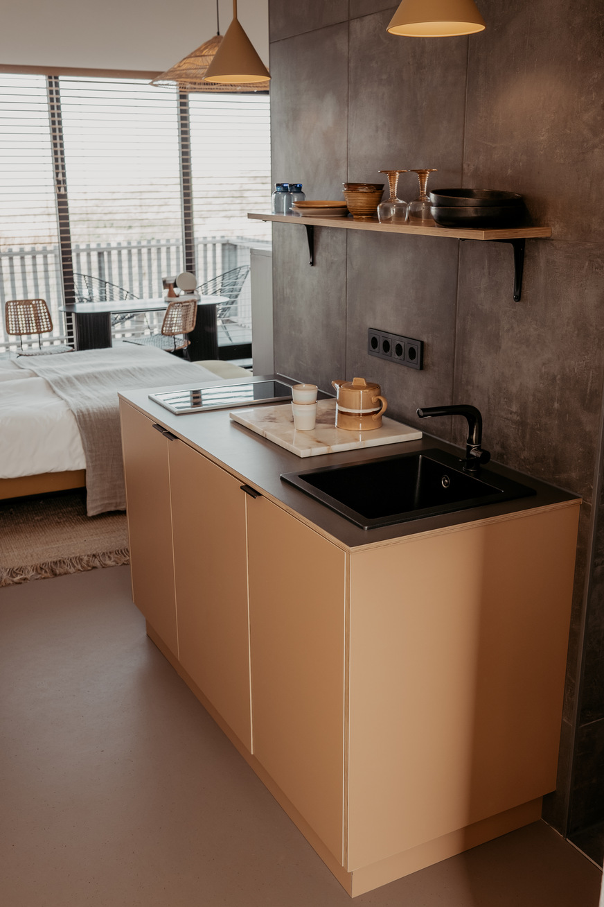 Alle Suiten verfügen über eine eigene Designer-Küchenzeile mit Kühlschrank.