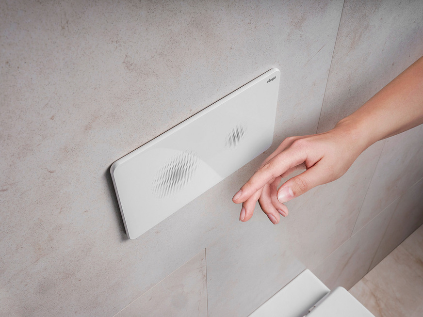 Die Berührung von WC-Betätigungsplatten kann vermieden werden: Elektrifizierte Betätigungsplatten lösen aus, wenn die Hand mit ein wenig Abstand vor die ausgewählte Spülfunktion gehalten wird, und schaffen so die gewünschte Distanz zu Bakterien und Viren.