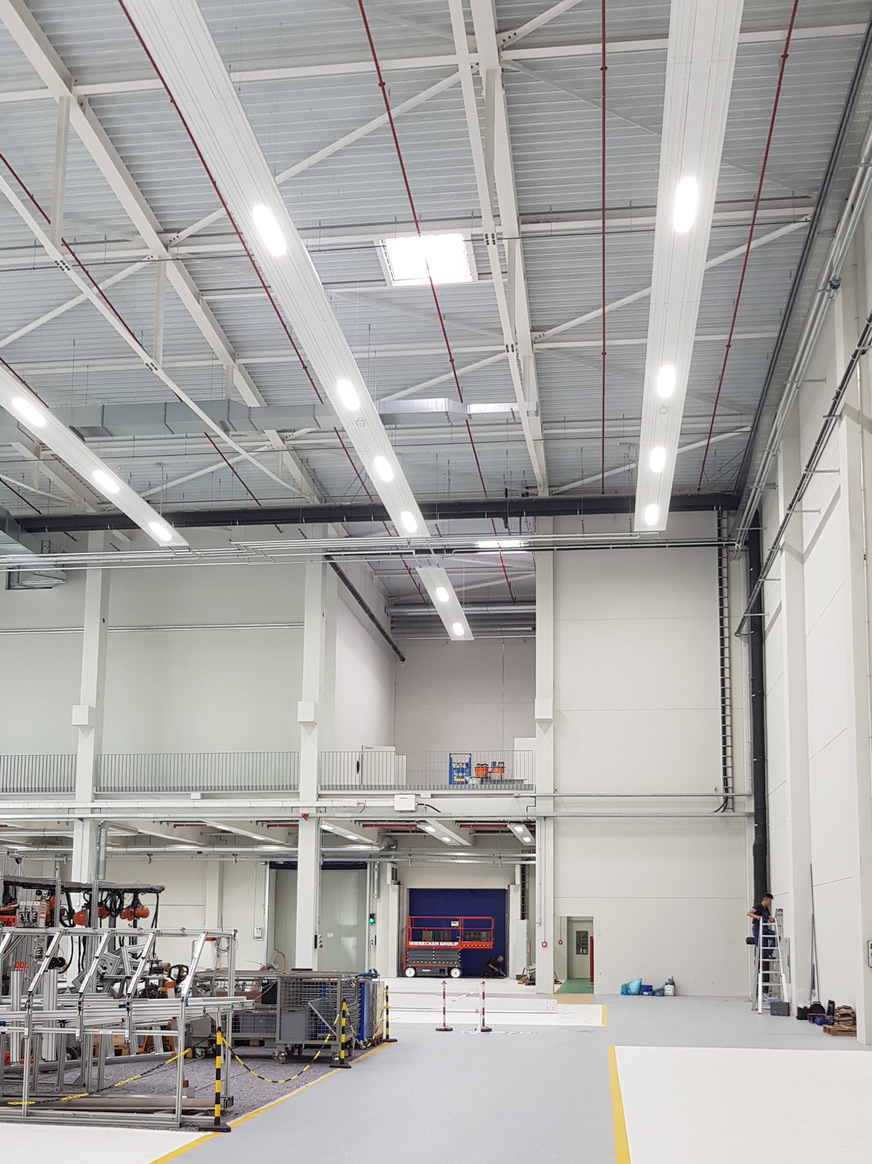 In dieser Industriehalle wurde eine Kombination von Deckenstrahlplatten und Premium-LED-Leuchten installiert.