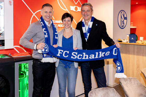 Zu sehen v.l.n.r.: Sascha Jankovic (Gebietsverkaufsleiter Heating Verkaufsbüro Osnabrück, Wolf), Kathrin Betz (Manager Messen, Events & Sportsponsoring, Wolf) und Dr. Bernd Schröder (Vorstandsvorsitzender, FC Schalke 04)