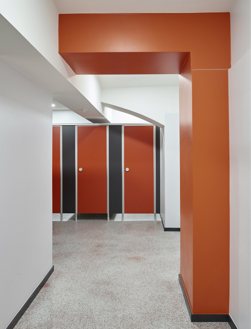 Material, Farbe und Formgebung verleihen Schultoiletten eine ganz eigene Raumwirkung. Eine ansprechende Gestaltung sorgt zudem für einen wertschät­zenden Umgang.