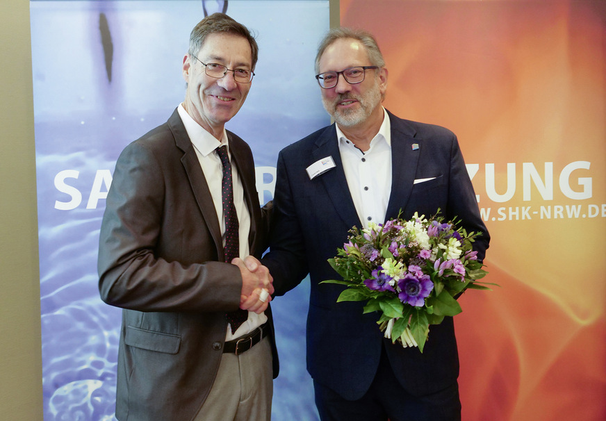 Staffelstabübergabe in der Hauptgeschäftsführung des SHK-Verbands: Hans-Peter Sproten (links) gratuliert seinem Nachfolger Frank Hehl zur Wahl.
