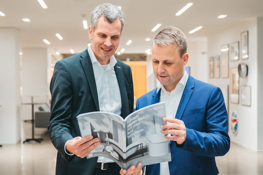 Bette-Geschäftsführer Thilo C. Pahl und Marketingleiter Sven Rensinghoff mit dem Lookbook des Unternehmens.