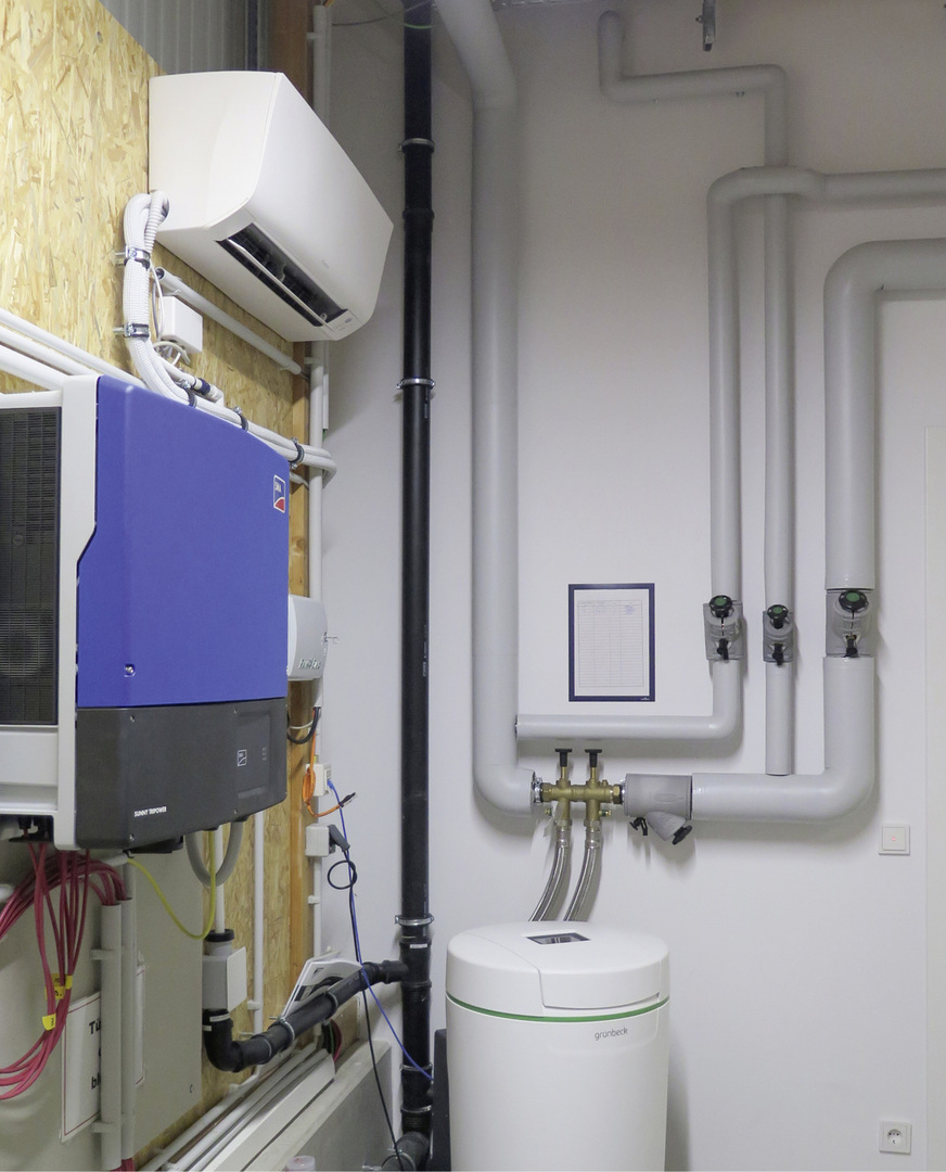 Um die Kaltwasserinstallation jederzeit unter 25 °C zu halten, ist der Raum, in dem die Trinkwasseranlage untergebracht ist, zusätzlich mit einem Klimagerät ausgestattet.