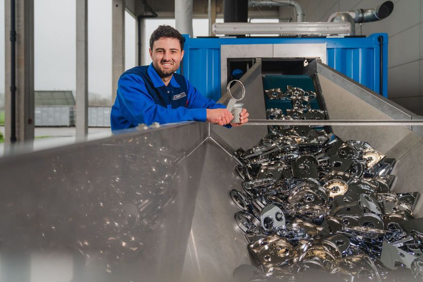 David Zapf, Spezialist Surface Technology Hansgrohe SE, an der neuen Kunststoff-Recyclinganlage.