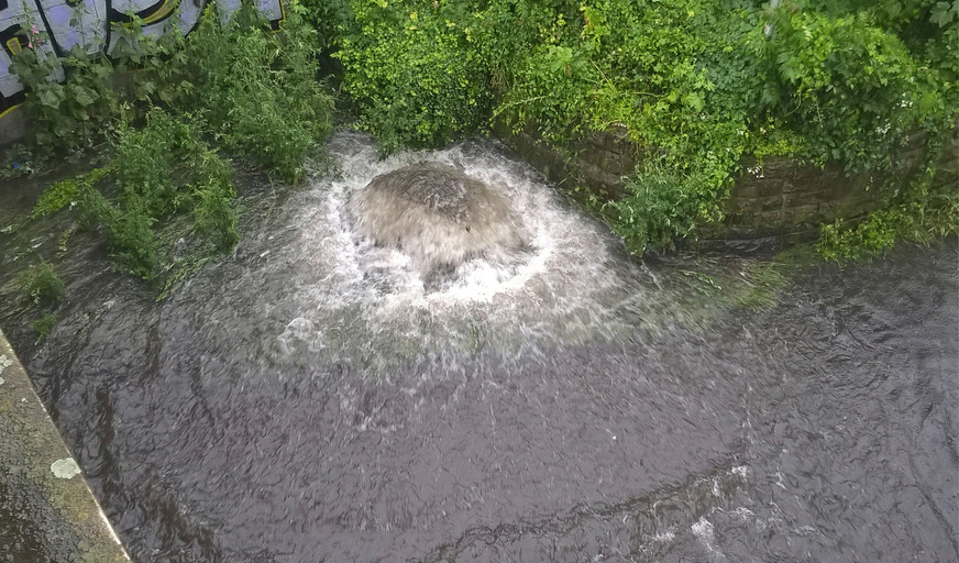 Wenn Wasser aus einer Schachtabdeckung quillt, ist die Ursache üblicherweise Rückstau aus dem Kanal als Folge eines Starkregens. Bei unterirdischen Regenwassers­peichern unterhalb der Rückstauebene, die nicht dagegen gesichert sind, droht die Kontamination des ­Wasservorrats.