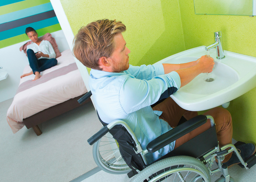Behindertengerecht ist etwas anderes als altengerecht: Das Bad für den jungen ­Rollstuhlfahrer sollte gleichzeitig familientauglich gestaltet sein.