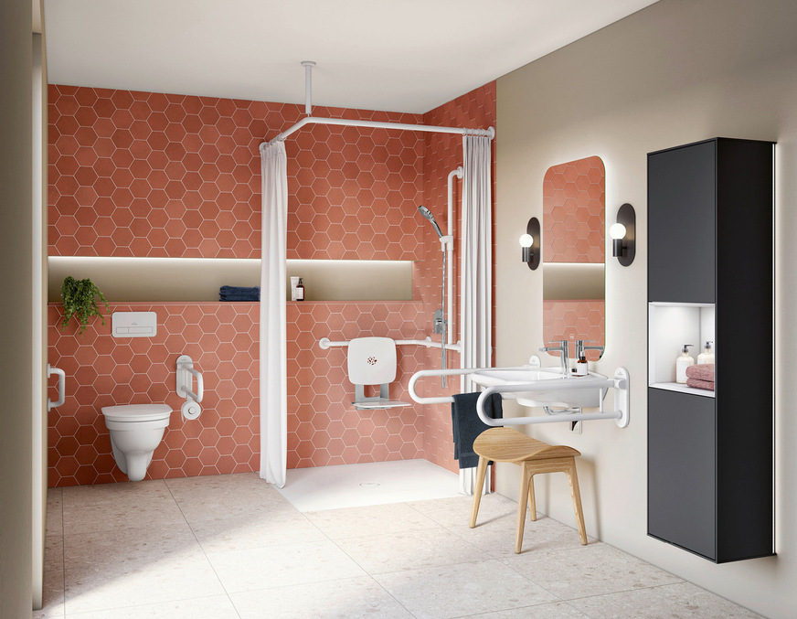 In diesem Bad friert niemand: moderne Sanitärobjekte vor wohnlich-warmer ­hexagonaler Wandfliese. Highlight für Pflegeeinrichtung und anspruchsvolle ­Privatkundschaft.