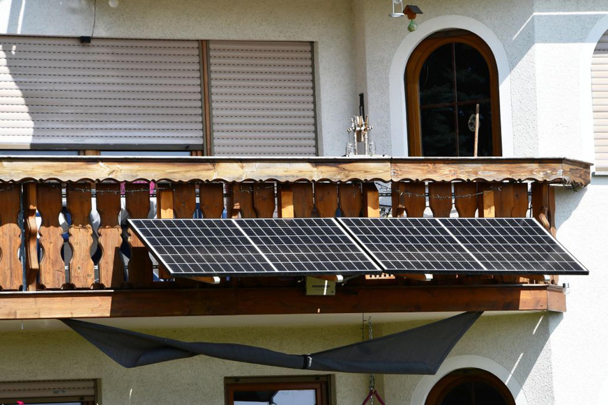 Das Solarpaket I beschleunigt den Zubau an Steckersolargeräten: Nach Informationen der Bundesnetzagentur sind im 1. HJ diesen Jahres rund 200 MW Leistung installiert worden – lediglich 30 MW weniger Leistung als im gesamten vergangenen Jahr.