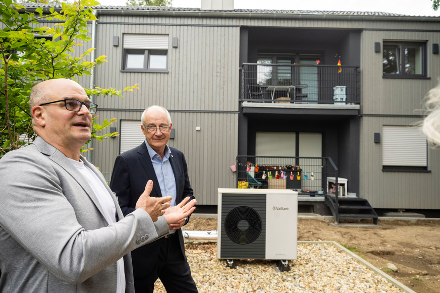 Die Planer präsentieren einen der Bauabschnitte, ausgestattet mit einer Wärmepumpe von Vaillant.