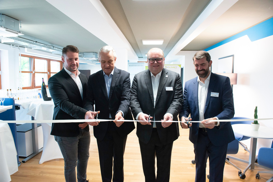 Symbolische Handlung: (Von links) Sven Rottke, Sales Manager Residential Clivet GmbH, Georg J. Oborny, Managing Director Clivet GmbH, Jörg Wohlfahrt, Sales Manager Projects Clivet GmbH und Stefano Malagò, Export Sales Director Clivet SpA, beim Durchschneiden des Bandes.