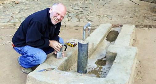 Wassermangel: Für den ersten Trinkwasserbrunnen, den Roland Ketterer in Chala gebaut hat, erhielt er den baden-württembergischen LEA-Mittelstands­preis für soziale Verantwortung. - © Bild: elimu4afrika.com
