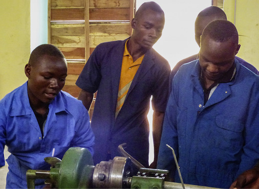 Metallbau: Auf﻿ dem Ausbildungsgelände wird an vielen Stellen Neues errichtet, das in den Werkstätten durch handwerkliches Geschick entstehen kann. - © Bild: elimu4afrika.com
