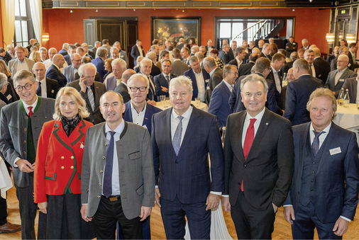 Gruppenbild mit Staatsminister: Hubert Aiwanger (2. v. l.), Landesinnungsmeister Erich Schulz (Mitte), Hauptgeschäfts­führer Dr. Wolfgang Schwarz (2. v. r.) und der stellvertretende Landes­innungsmeister Arnold Pöppl. - © Bild: FV SHK Bayern
