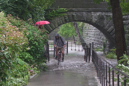 Überflutung eines Fuß- und Radwegs nach Starkregen am 19.08.2022 in der Innenstadt von Überlingen/Bodensee. Rückstau und Überflutung sind unterschiedliche Phänomene, auch wenn beides typischerweise bei Starkregen auftritt. - © König