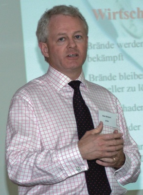 Alan Brinson widerlegte das Vorurteil, dass Sprinkler nach ihrem Auslösen zwar das Feuer löschen, dafür aber verheerende Wasserschäden anrichten Alan Brinson widerlegte das Vorurteil, dass Sprinkler nach ihrem Auslösen zwar das Feuer löschen, dafür aber verheerende Wasserschäden anrichten