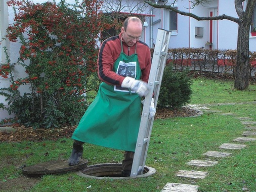 Einsteigöffnung einer Regenwasserzisterne in der Praxis Einsteigöffnung einer Regenwasserzisterne in der Praxis