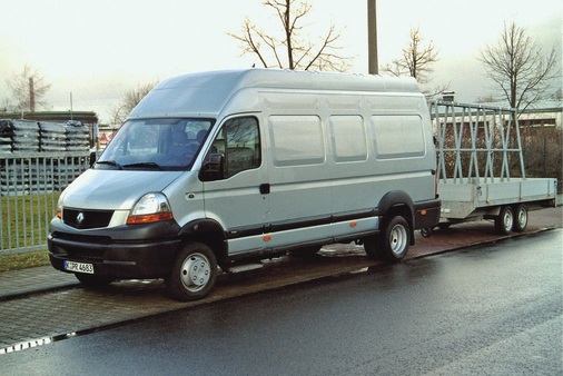 Kastenwagen und Hänger bringen es auf ein Gesamtzuggewicht von weit über 2,8 t: Ab dem 51. Kilometer vom Fahrzeugstandort muss der Handwerker die Materialfahrt durch Datenschreiber oder Kontrollblatt dokumentieren