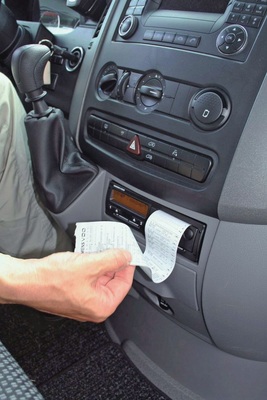Wird ein neuer 2,8- oder 3,5-Tonner mit ­Anhängerkupplung geordert, gehört ab Werk üblicherweise ein digitales Kontrollgerät zur Ausstattung