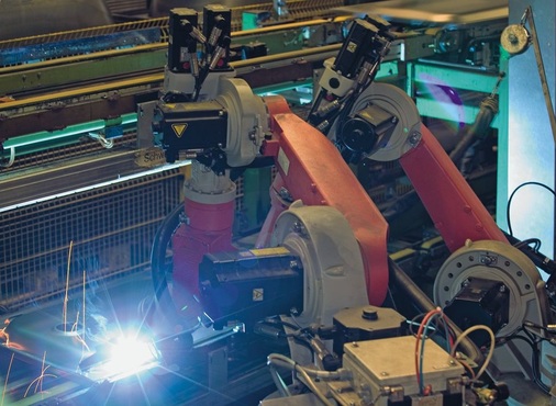 Hoher Automationsgrad: Nicht nur beim Schweißen, Schneiden und La­ckie­ren kommen CNC-gesteuerte Roboter zum Einsatz. Die Wannen bewegen sich auf Haken wie von Geisterhand gesteuert durch die Hallen