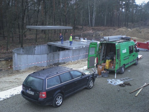 Montage der Zisterne aus Stahlbeton-Fertigteilen, Fassungsvermögen 300 m³ - © Fotos: Mall
