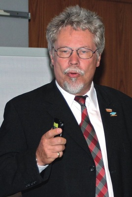 Dr. Wilfried Krah zeigte den Spenglern, welche Kräfte beim Sturm auf Gebäude einwirken