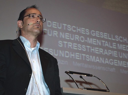 Dr. Albert Lichtenthal demonstrierte Eindrucksvoll, wie sich Stress auf den menschlichen Körper auswirkt
