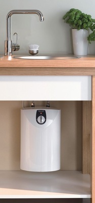 Die Warmwasserversorgung für die Küchen­armatur ist ein klassischer Fall für den Einsatz einer dezentralen Warmwasserbeitung: hier z.B. in Verbindung mit einem Kleinspeicher