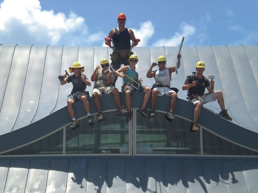 Auch auf den Fidschi-Inseln geht es rund! Bodo Hinz und seine Kollegen von der australischen Architectural Roofing and Wall Cladding Pty Ltd. auf einem Stehfalzdach