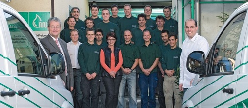 Zum SBZ-Gruppenfoto kurz nach Feierabend hatte sich das Gros der 25 Mitarbeiter vor der ­Werkstatt eingefunden.