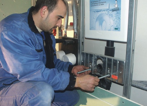 Sahid Mesot, Monteur der ausführenden Installationsfirma, prüft die Step Funktion des höhen-verstellbaren WC-Elements.
