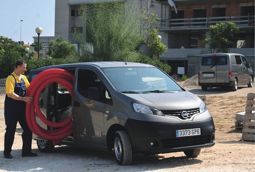 Der Frachtraum des Nissan NV200 ist gut für 4,2 m³. Asymmetrische Hecktüren lassen sich dank großer Tasten gut bedienen.