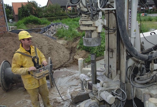 Mit der Qualität der Sonde steht und fällt die spätere Kundenzufriedenheit, weshalb sich einige Wärmepumpenhersteller eigene Bohrfirmen zugelegt haben. - © Vaillant
