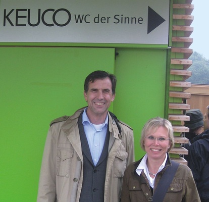 Keuco-Geschäftsführer Hartmut Dalheimer und Marketingleiterin Katja Zimmermann zeigten der SBZ die Keuco-Vorzeige-WC-Station auf der Landesgartenschau.