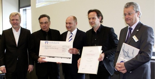 Preisverleihung (v.r.): ZVSHK-Präsident Stather, Architekt Michael Deppisch, Staatssekretär Rainer Bomba und Günther Hoffmann (beide Bundesbauministerium) sowie BDA-Präsident Michael Frielinghaus.
