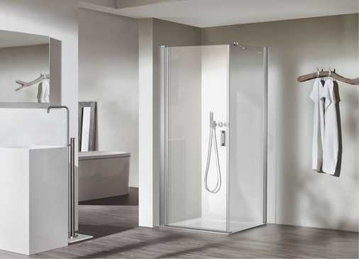 5 Türgriff und Wandhalter der neuen ­Duschenserie Cariba von Roth setzen ­Akzente im Bad. Sie sind mit schwarzen, ­weißen oder chromfarbenen Inlays erhältlich.
