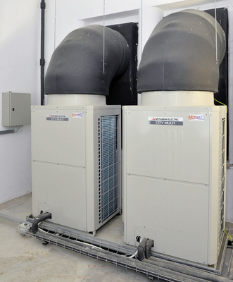 Je zwei Luft/Luft-Wärmepumpen der City-Multi-Serie erzeugen Wärme jeweils für eine Etage im Ost- bzw. Westflügel aus der Außenluft.