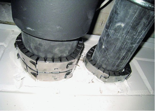 Brandschutzmanschette Curaflam Segment SM Pro im Einsatz. Hier Verwendung der Manschette auf nicht isolierter (rechts) sowie mit Synthesekautschuk isolierter Kunststoffleitung (links).