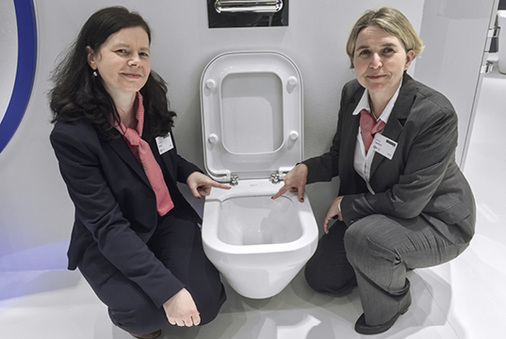 <p>
Mit seiner neuen Aquablade-Technologie stellt Ideal Standard eine Weiterentwicklung der wasserspülenden Toilette vor. Ein Kanalsystem ermöglicht den lückenlosen Wasserstrom.
</p>