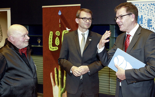 <p>
Gaben die Gewinner der Plakatausstellung „Wasser ist Leben“ bekannt (v. r.): Bundesminister Dr. Gerd Müller, ZVSHK-Hauptgeschäftsführer Elmar Esser und Professor Heinz Jürgen Kristahn. 
</p>