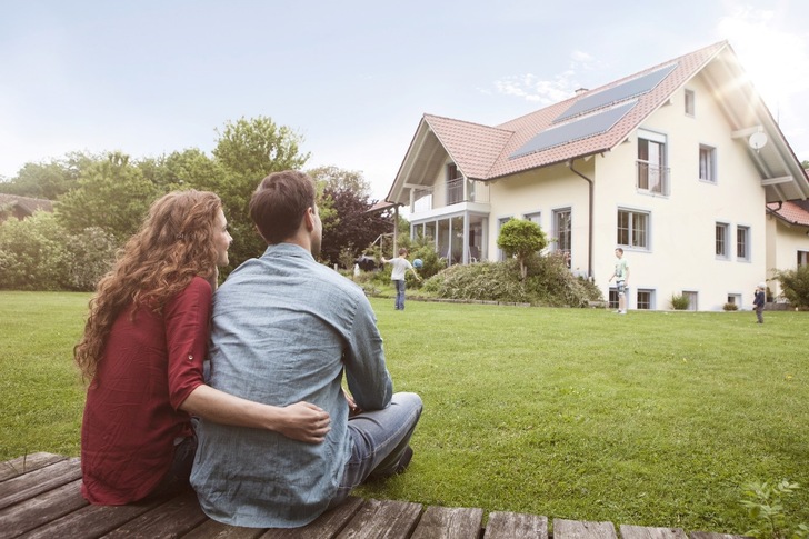 Im Sommer und in großen Teilen der Übergangszeit reicht die Solarthermieanlage aus, um den Wärmebedarf eines Haushalts komplett zu decken - © Paradigma