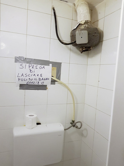 Auf dem Schild steht übrigens, dass man das Bad bitte sauber verlassen soll. Na ja. - © Bild: Schmidt
