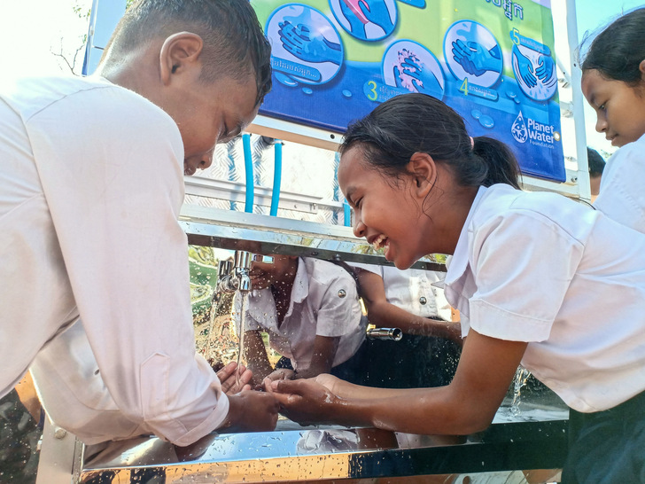Mit der App ­Waterdrop können Handwerker und Endkunden Punkte sammeln für die Trinkwasserversorgung in benachteiligten Weltregionen. - © Bild: Xylem

