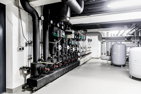 Die zwölf Smart-Pumpen Stratos Maxo vereinfachen das Heizen und Kühlen im Bürogebäude. - © Bild: Wilo SE
