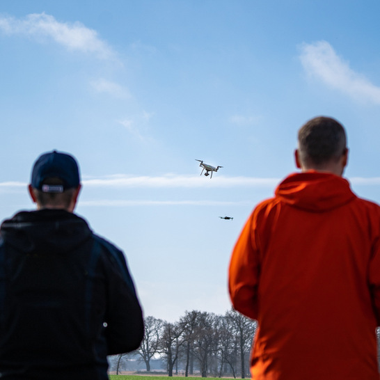 Für Flüge mit Drohnen ab 2 kg Gesamt­gewicht ist ein Kenntnisnachweis notwendig. In zwei VdS-Lehrgängen kann dieser Nachweis erworben werden. - © VdS Schadenverhütung GmbH
