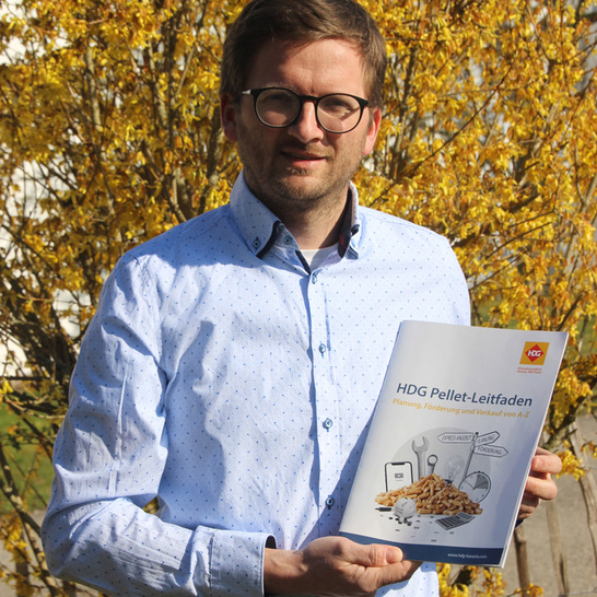 HDG-Produktmanager  Thomas Moser bei der Vorstellung der Broschüre HDG Pellet-Leitfaden - © HDG Bavaria GmbH
