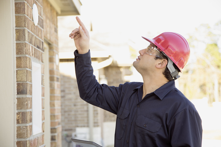 Zum feuchtetechnischen Nachweis gehört die Einschätzung der Schlagregenbelastung, die den allgemeinen Zustand, das ­Fugenbild und die Fensteranschlüsse der Fassade umfasst. - © Bild: Getty Images / fstop123
